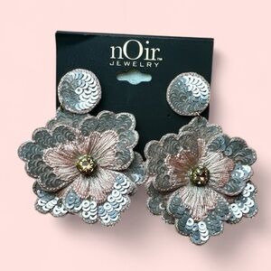 nOir Jewelry Statement Flower Earrings
Condition: New with tags